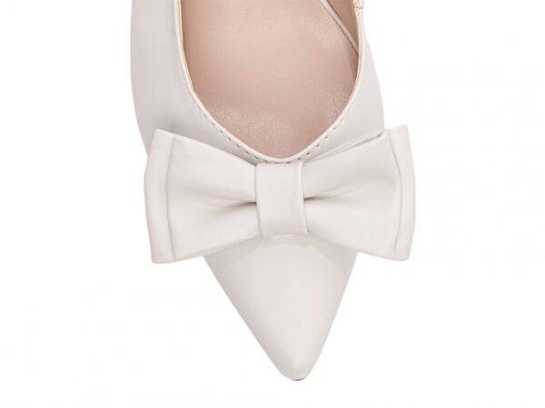 https://avscalcados.com.br/wp-content/uploads/2025/05/Sapato-Scarpin-Salto-Baixo-Off-White-Torricella-AVS-683D-2.jpg