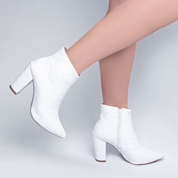 Bota Feminina Bico Branca Salto Alto Cano Baixo AVS 50B-D