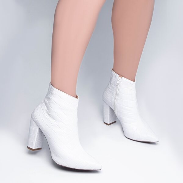 Bota Feminina Bico Branca Salto Alto Cano Baixo AVS 50B-D