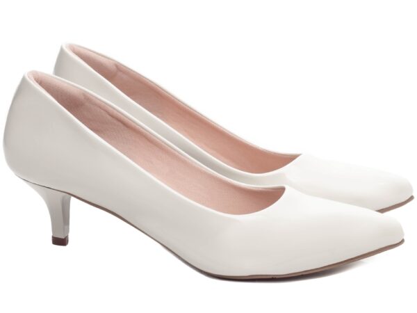 Sapato Scarpin Salto Fino Baixo Verniz Off White 9300-01B_AR